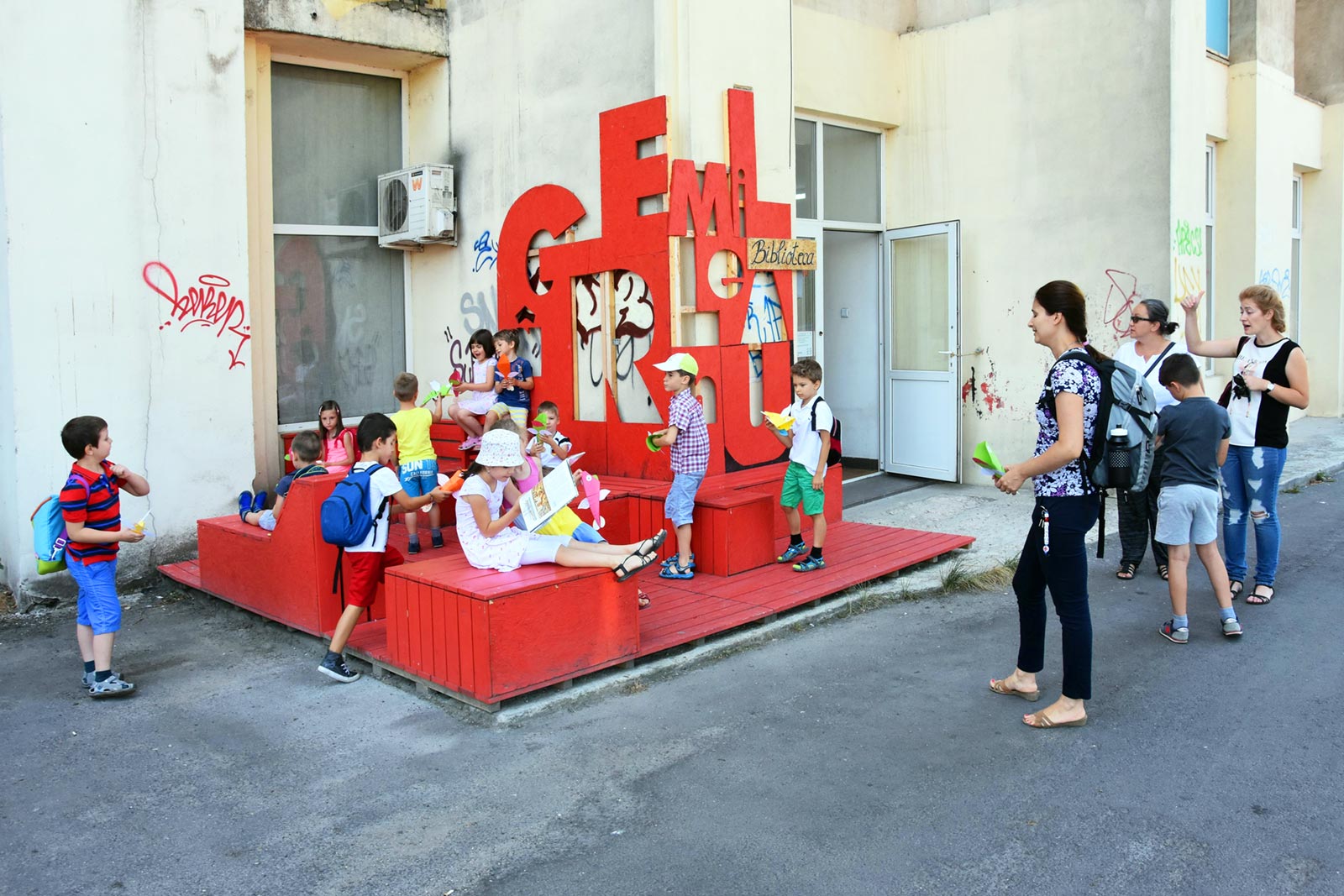Participatory intervention developed in partnership with Bucharest Metropolitan Library within “Urban Spaces in Action” project, coordinated by Komunitas Association. Image Credit: Bucharest Metropolitan Library, Bucharest 2016